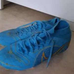 Bild 1, nike mercurial superfly 2022, strlk 41, använda fåtal gånger, 450kr Bild 2, puma inomhus skor,  strlk 40, 250kr Bild 3, nike mercurial, inomhus skor,  strlk 38,5 200kr