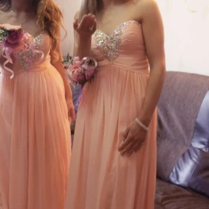 bal klänning  - jätte fin klänning använd bara i tre timmar är ff i jätte bra skick . köpt från proms&wedding för 2000 säljer den endast för 500  