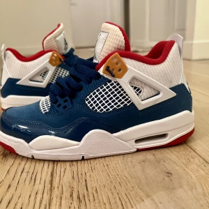 Air Jordan 4 Retro Messy Room - Jordan 4 i stil ”Messy Room”. Bara använda 2 gånger, helt nya, köpta för en vecka sedan. Jätte fina färger. 