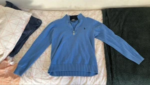 Ralph lauren half zip - Riktigt snygg Ralph lauren/polo half zip i väldigt bra skick, strl M men passar mer som S, skriv till mig för mer frågor☺️