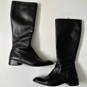 Svarta stövlar - Stövlar med spetsig tå köpta second hand. Väldigt fint skick, behöver bara en putsning :))