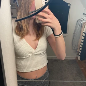 T-shirt - Säljer denna t-shirt,vet inte vad den är ifrån. Säljer även en likadan fast långarmad 