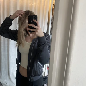 Grå bomberjacka  - Super skön och fin med mönster på armarna💕💕