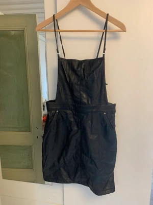 Skinnklänning fejkläder - Helt oanvänd skinnkläder i veganskt läder (fejk). Storlek 38 men tycker den är relativt liten i storleken