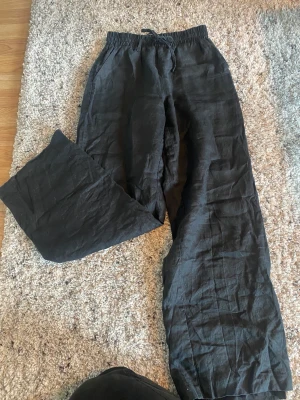 Linne byxor - Snygga byxor från NA-KD som inte riktigt var min stil. Fina i kvaliten och har en liten innebyxa☺️💓