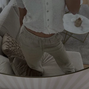 Linnebyxor - Säljer dessa linnebyxor i beige från hm, går bra att använda ”köp nu” funktionen 🫶🏻