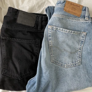 Jack and Jones jeans  - Säljer mina gamla Jack and Jones jeans då dem blivit för små. Byxorna är välanvända men har inga skador.  Ordinarie pris: 600kr per byxa Mitt pris: 200 kr per byxa eller 350 kr för båda. Blåa byxor är 29/32 Svarta byxor 30/32