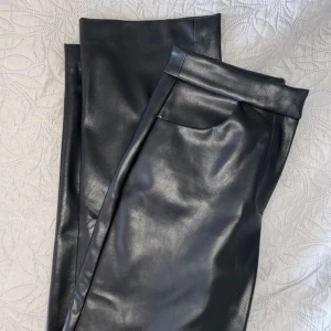 Skinnbyxor  - Skinnbyxor st 34 från Ida Carlssons kollektion med Nakd☀️ använda fåtal gånger, praktiskt sett nya. Säljer pga inte använt. Nypris 550kr. Bilder tagna från Idas egna instagram