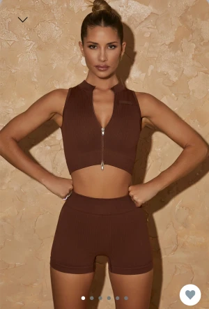 Träningsshorts - Helt nya träningsshorts från bo+tee. Har en snygg scrunch i bak på shortsen. Säljer pga fel storlek. Passar L/XL