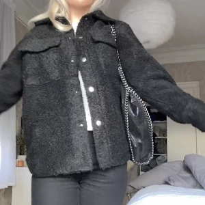 Kappa - Gör en intressekoll på min svarta kappa från Monki. Använd en höst. Ganska oversize för att vara en xxs. 🩷🩷 skriv privat för fler frågor. Köpt för 600kr🩷