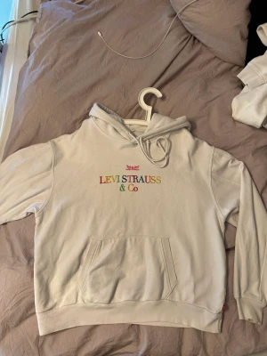 Levi’s tröja - Levis tröja som aldrig har använts, hänger bara i garderoben så vill bli av med den. Skriv för mer bilder☺️