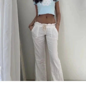 roxy linnebyxor  - säljer mina linnebyxor från roxy då de ej används, strl L men är små i storlek och går att justera i midjan så passar s/m! de är använda men i fint skick, skriv privat för egna bilder och säljer ej under 500kr! tar endast swish