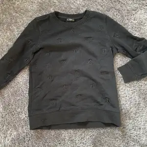 Snygg svart tröja med coola insekter på, för kort i ärmarna på mig så måste därav sälja, storlek XXS!!🫠💞