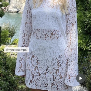 Studentklänning  - Super fin spets klänning som är så snygg till studenten med en bandu klänning under (bild 2) endast testad!💕💕💕nypris 549