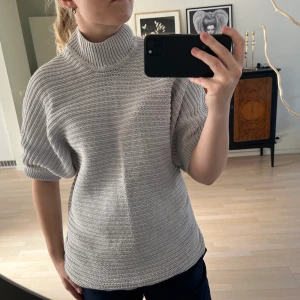 Stickad topp  - Super fin stickad topp/ väst från hunkydory. Går att använda med ngt under som på sista bilden, men även som jag har på första bilden. 