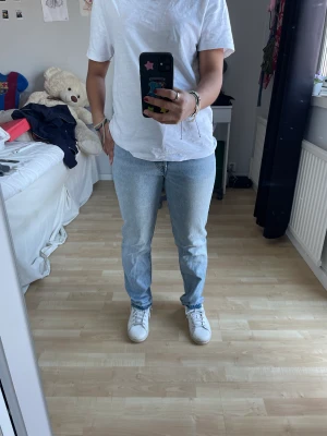 Levis 501 - Blå urtvättade Levis jeans i storlek 25W 31L. Säljer pga de är för små för mig. Skriv för fler bilder och mer info, de har en defekt dock inte så synlig.  Köparen står för frakt