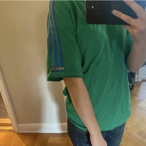 grön och blå adidas tröja - adidas t-shirt, skit snygg