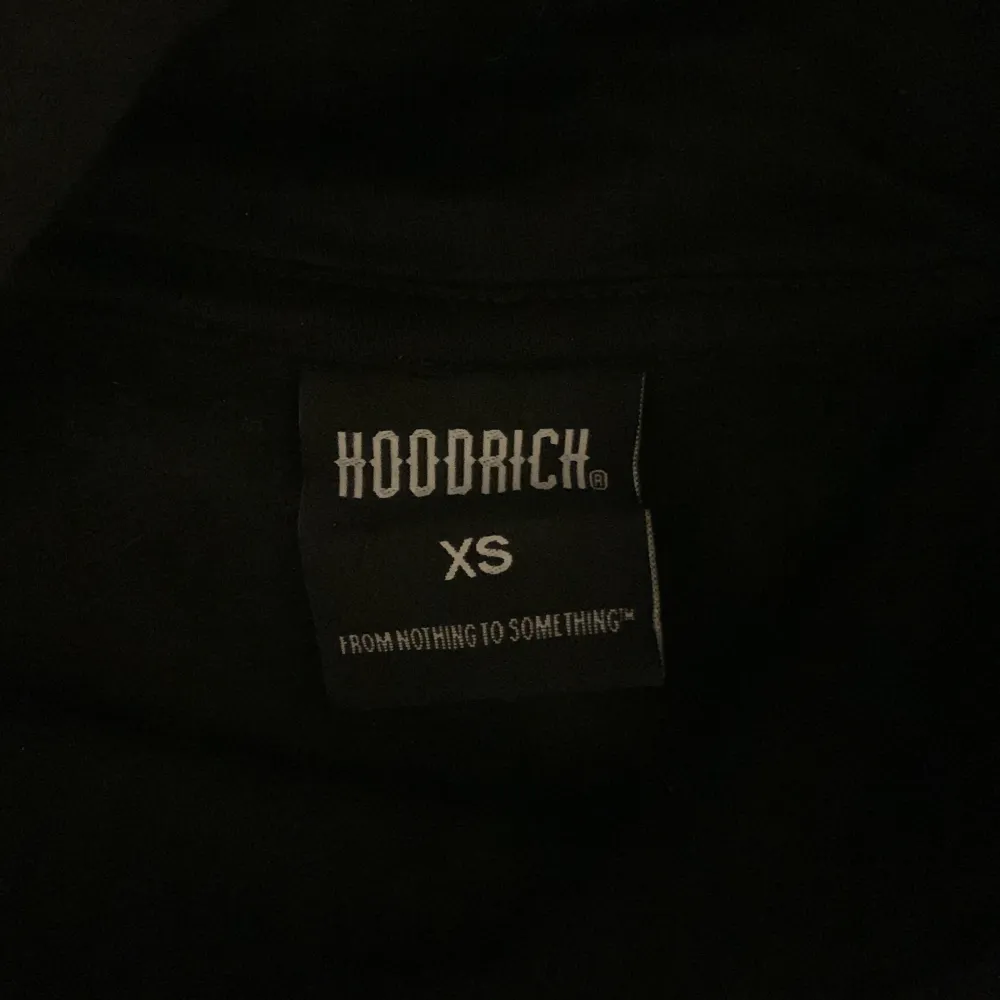 Säljer min svarta hoodrich hoodie pga att den aldrig kommer till användning, som nyskick. Hoodies.