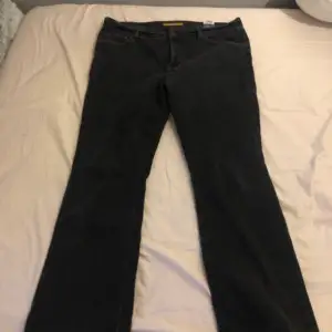 Säljer mina mac jeans som är använda ett fåttal gånger då det blivit för små   Köparen står för frakten 