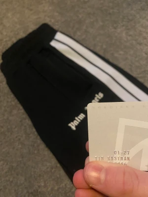 Palm angels trackpants - WTS   PALM ANGELS TRACKPANTS size M, Cond 8+/10 litet brännmärke under knäet som bara syns i vissa vinklar (syns på andra bilden), bjuder på frakten vid snabb affär, Köpta på miinto! Har kvar kvitto  boxen de kom i samt alla tags 
