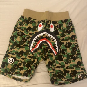 Bape shorts - Säljer Bape shorts som har kvar tagen och aldrig använda, förutom testade 1 gång men det är allt. 