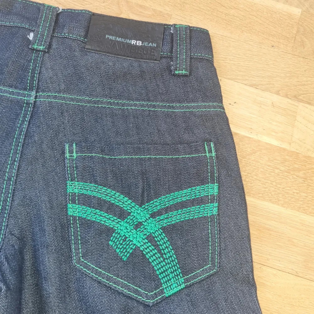 Helt nya premium rb jeans med green stiching . Jeans & Byxor.