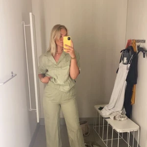 Grön linneskjorta - Grön linneskjorta från hm. Köpt i slutet av förra sommaren o har därför inte använts så mycket. Stl S/M