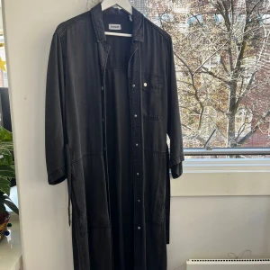 Lång skjorta/tunn jacka - Fin tunn jacka eller lång skjorta. Från weekday. Passformen är oversize. Priset kan diskuteras vid snabb äffar.