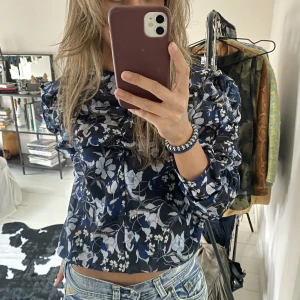 Blå topp - Så söt blommig topp med puffärm