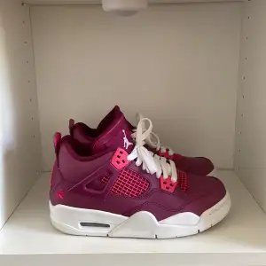 Air jordan 4 storlek 36 kommer med orginallåda (valentines edition) 