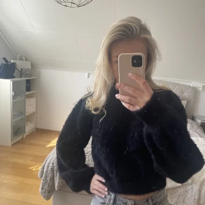 Svart lurvig stickad svart tröja 🖤 - Svart stickad tröja som är supermysig och lurvig🖤 från nakd och knappt använd🖤