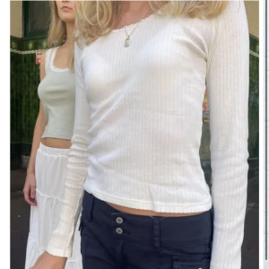 Tröja - LÄS Säljer denna tröja då den ej kommer till användning. Endast använd 1 gång, nyskick😊Tryck EJ på köp nu