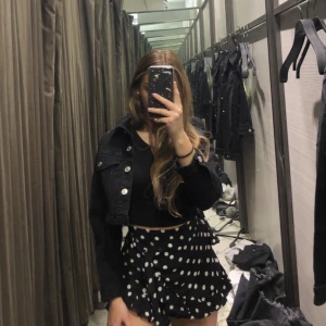 SVART JEANSJACKA ZARA - Superfin jeansjacka som tyvärr blivit för liten för mig, jättebra skick🤎