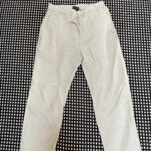 Beiga linnebyxor HM - Säljer mina beiga linnebyxor från HM i storlek XS, regular fit. Passar mig som brukar ha 28/30 på jeans. Inköpta förra sommaren, använda 1-2 gånger. Köparen står för frakten. 