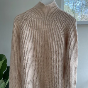 Stickad tröja - En beige stickad tröja från Lager 157 i storlek S, men den fungerar även som en M. Är lite oversized men superskön i materialet😊