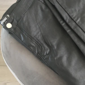 Skinnbyxor  - Jätte sköna skinnbyxor ( inte äkta skinn). Använda få ggr, säljs pga ingen användning.