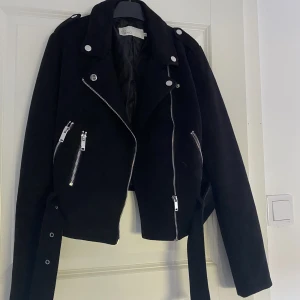 Vårjacka från Nelly - En super fin vårjacka från Nelly i strl 36. Använd en del men är som i nyskick! Får sälja pga den passar inte mig längre. Nypris 599 kr. (Pris kan diskuteras)