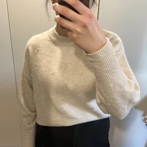 H&M - stickad tröja med pärlor  - Använd två gånger! 