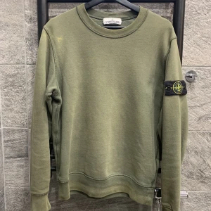 Stone island tröja - Cond: 5/10    Storlek Small.             Tröjan är lite missfärgad, ni ser på första bilden. Annars felfri.