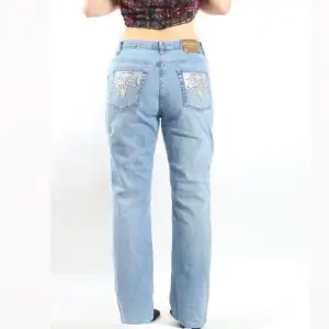 JUST NU 100 KR RABATT PÅ ORDINARE 300!Snygga och unika Baggy jeans med paljett detaljer på fickorna. De är mid Waist men man kan göra de lågmidjade om man vill ha en Baggy fit.  Midja: 83 cm Längd: 105 cm Innerbenslängd: 76 cm För mer bilder kontakta oss☺️