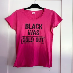 Rosa t-shirt - Älskar denna! Passar en storlek S eller en mindre M.
