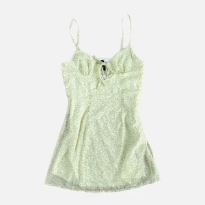 Klänning - Klänning från H&M i strl 38, använd en gång på midsommar förra året 💌 Fint skick!