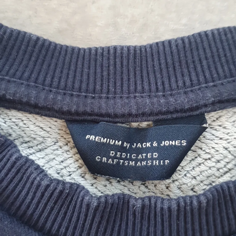 Chanceux tröja från Jack and Jones i mörkblå med vit text. Härlig kvalitet. stl S.. Tröjor & Koftor.