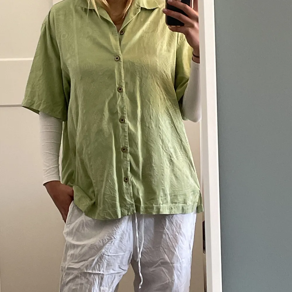Grön T-shirt skjorta med texturer i tyget. Bra skick💚. Paidat.