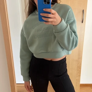 Kroppad sweatshirt - Grön kroppad sweatshirt i storlek M, som referens EU 38. Säljer för ett lågt pris då den är från shein. Tillkommer frakt oxå! Fint skick, som ny!!!!!!! Lätt att bära och skönt material!!💚💚