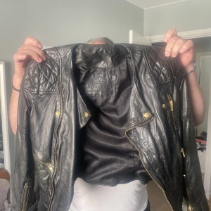 Primeboots skinnjacka  - Sjukt cool, kort skinnjacka från primeboots