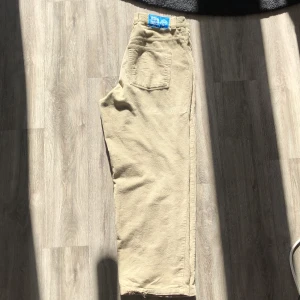 manchesters big boys - asså dom är skit sköna känns knappt som du har brallor på dig men dom kommer ba aldrig till använding, lite slitage längst nere vid benet. Priset kan diskuteras