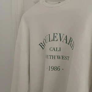 NY Sweatshirt från Nelly✨ - Säljer en helt NY slutsåld sweatshirt från nelly pga att vitt tyvärr inte är min färg🫶🏻Är storlek XS men något oversized. Inköpt för 399kr🥰 Skriv för fler bilder, köpare står för frakten!🩷