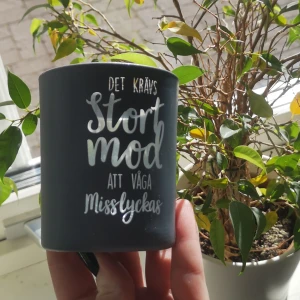 Ljusstake  - En går ljusstake med texten "det krävs stort mod att våga misslyckas" helt oanvänd och kommer med ett vanligt ljus✨skriv till mig snälla🤘