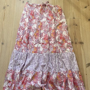 Långkjol i paisley - Superfin och somrig långkjol i paisleytyg! Knytenas upptill. Från Esprit och använd någon enstaka gång. I mycket bra skick.